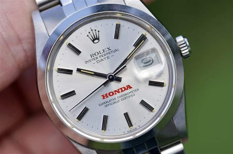 古董表選物店Wind Vintage最近上架一款勞力士Oyster Perpetual Date 15000，面盤印有本田車廠標志非常少見。 （Source：Wind Vintage）