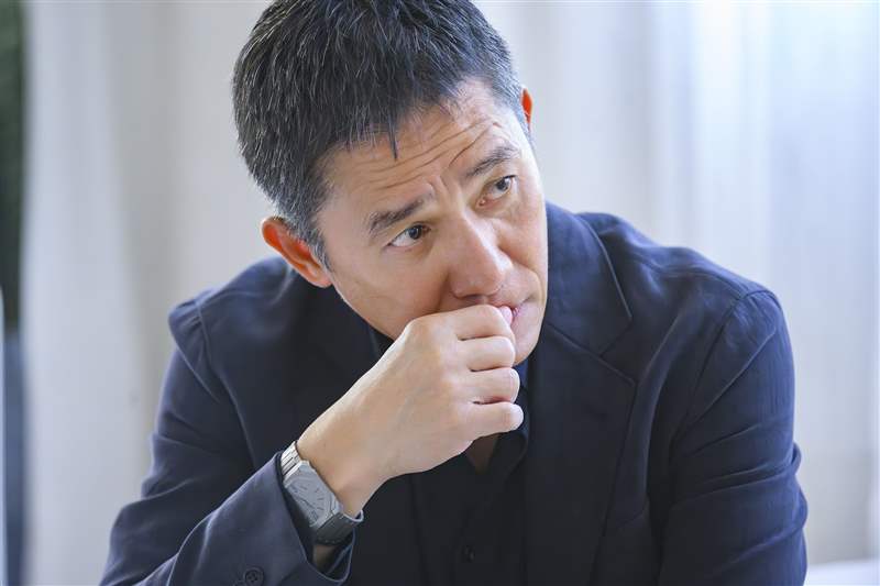 梁朝偉接受訪問時，戴上一枚BVLGARI Octo Finissimo Automatic腕錶（圖片來源：BVLGARI）